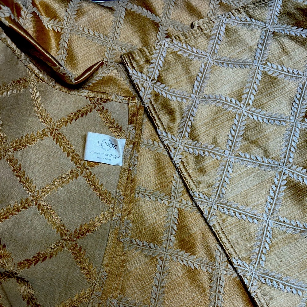 Lenox table cloth gold with 3 napkins/placemats rectangle